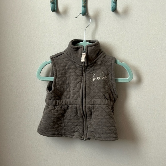 Carter’s gray quilted  Vest size 6 months - Picture 2 of 3
